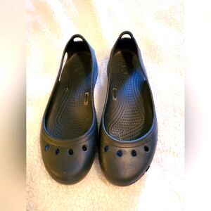 Crocs womens Size 10 slipon  black flats  shoes.